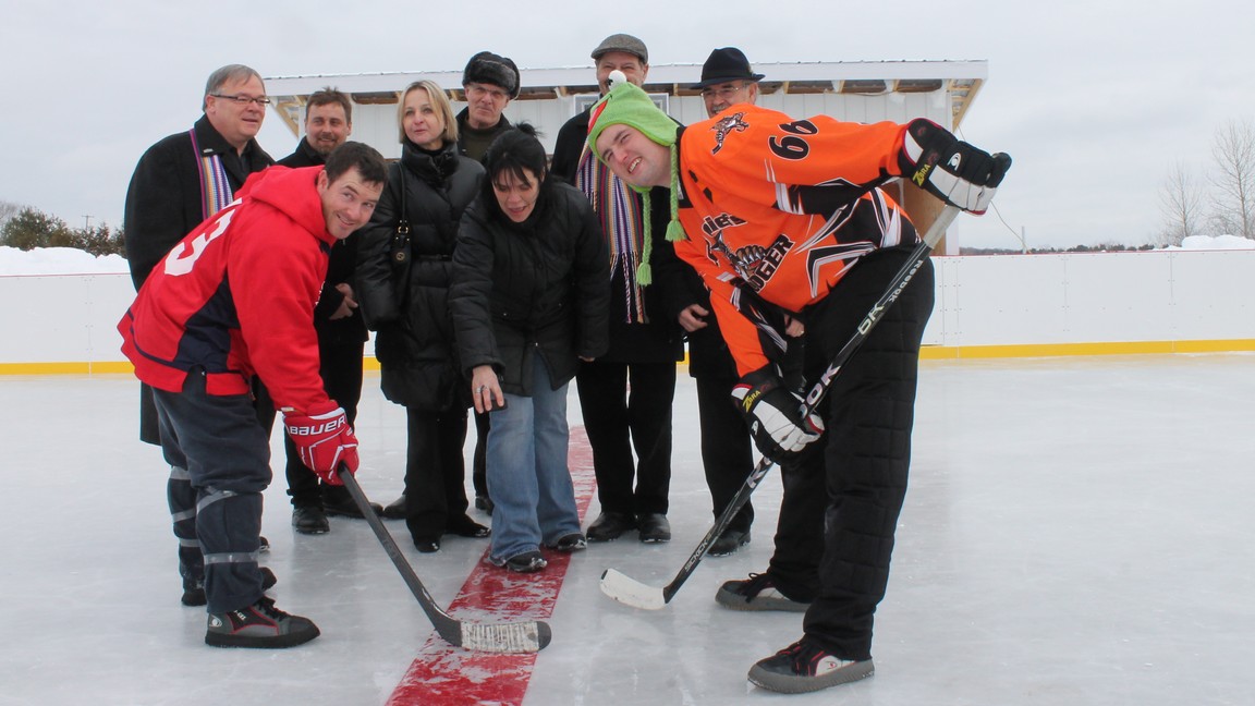 Première mise au jeu officielle sur la patinoire