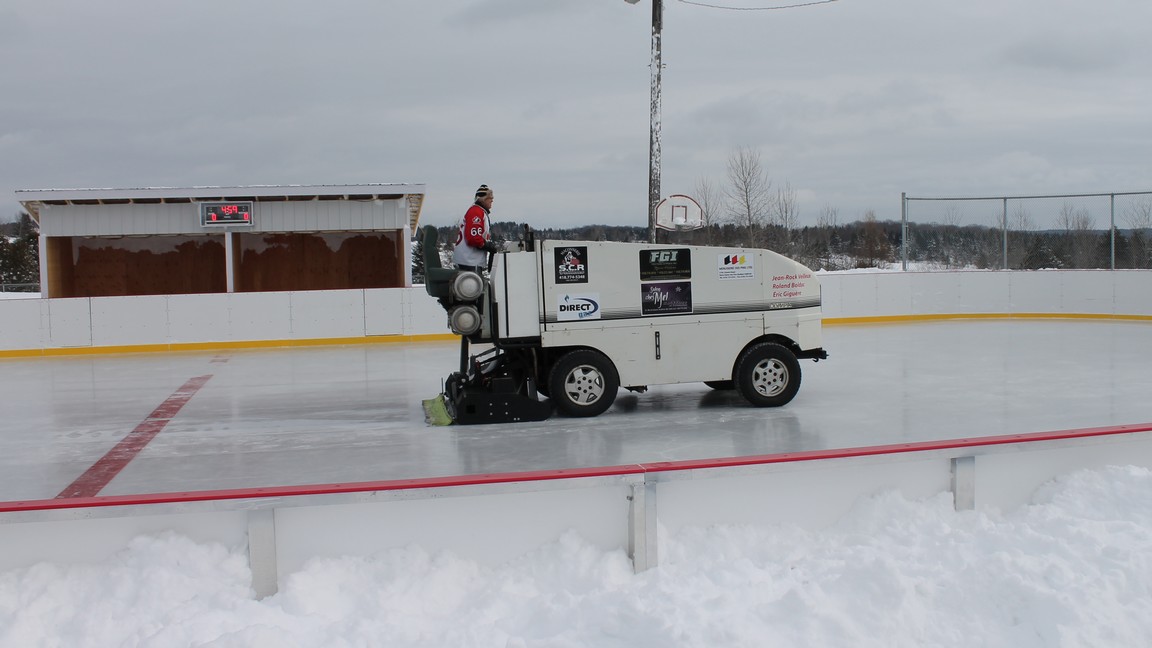 La municipalité a acheté une nouvelle zamboni