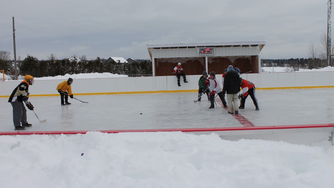 Un tournoi de hockey bottine avait lieu à l'occasion de l'inauguration