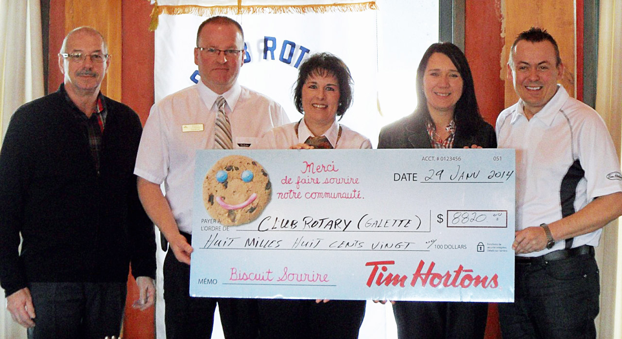 Sylvio Cormier, responsable du programme «La Galette»; Roger Lessard et Wendella Dulac, propriétaires du restaurant Tim Horton de Saint-Georges Ouest; Chantal Rancourt, vice-présidente du Club Rotary, et Remy Bernard, propriétaire du restaurant Tim Hortons de Saint-Georges Est