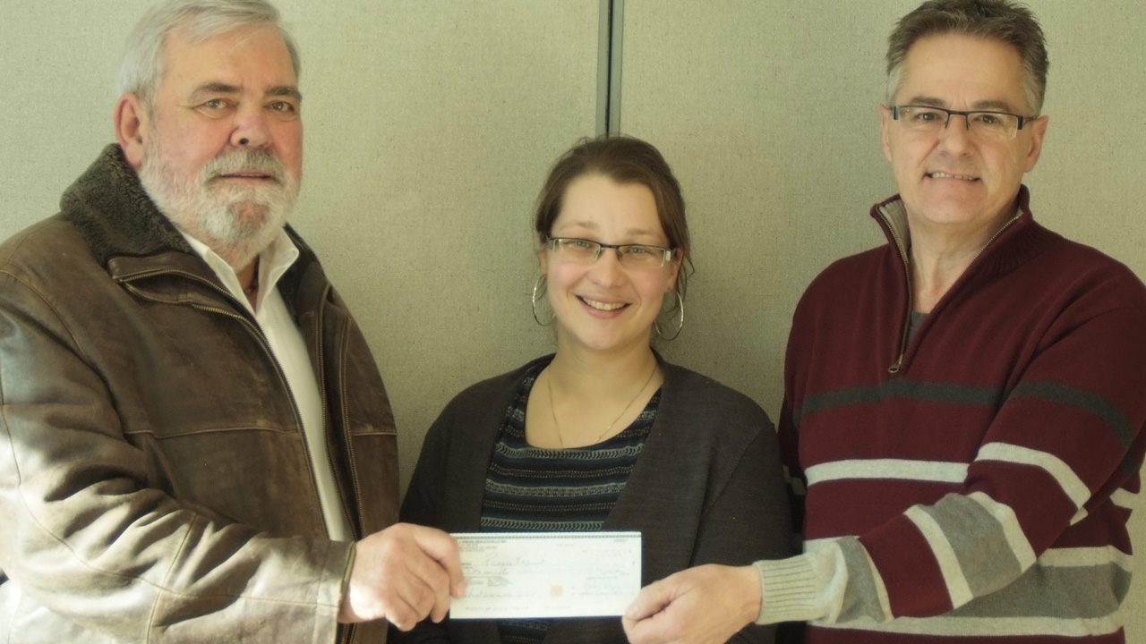 M Pierre Paquet, gagnant du lot de 10 000$, Mme Marie-Claude Mercier, gérante de l’Aréna de Beauceville, et M Robert Doyon, président de l’Aréna de Beauceville