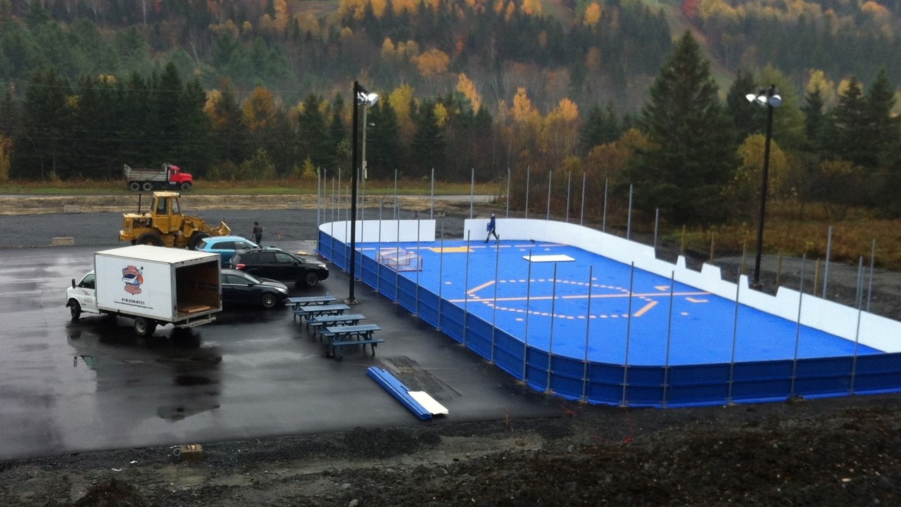 La surface de dekhockey est prête depuis l'automne