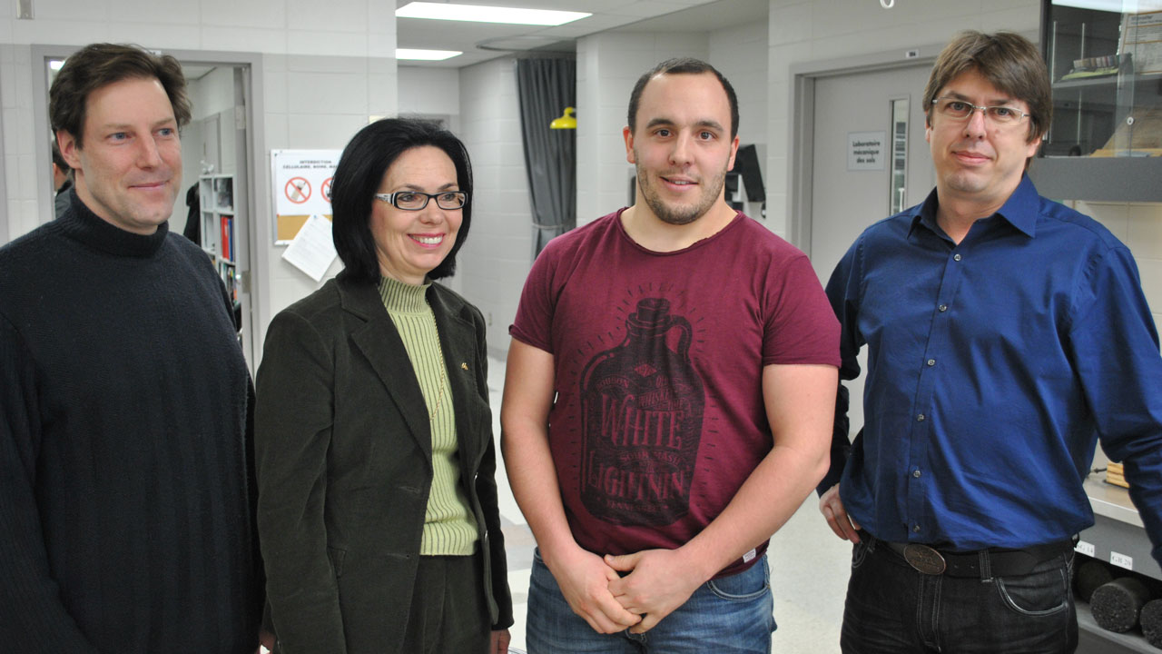 Simon-Éric Bélanger, coordonnateur département génie civil, Rachel Aubé, directrice des études, Adam Picard, boursier, et Dany Veilleux, conseiller municipal à la ville de Beauceville.