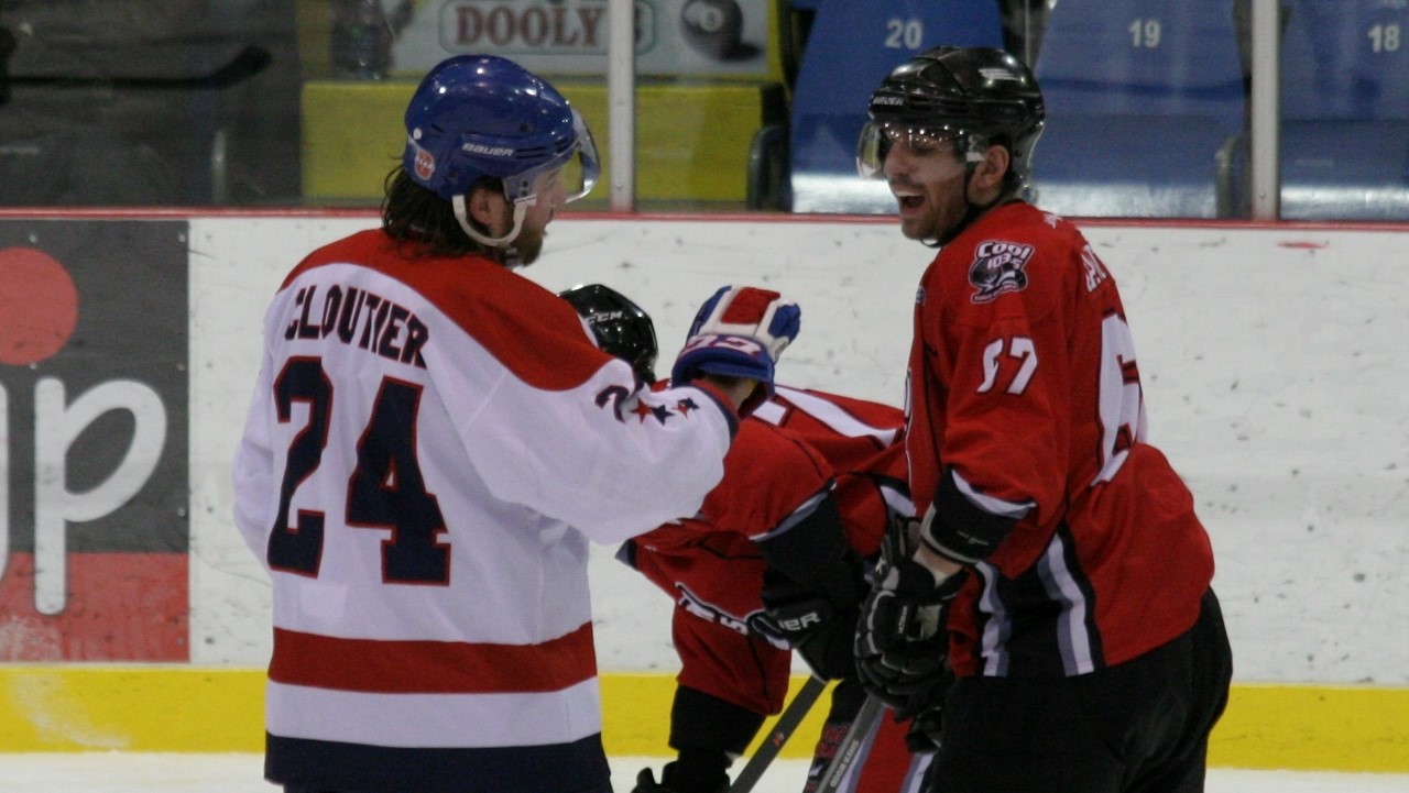 Chris Cloutier (#24) et Alexandre Gauthier (#67) avaient des choses à se dire à la mise au jeu.