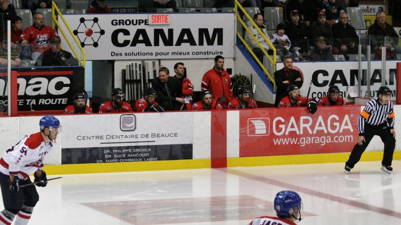 Le Cool FM n'avait que 14 joueurs en uniforme, incluant les deux gardiens de but.