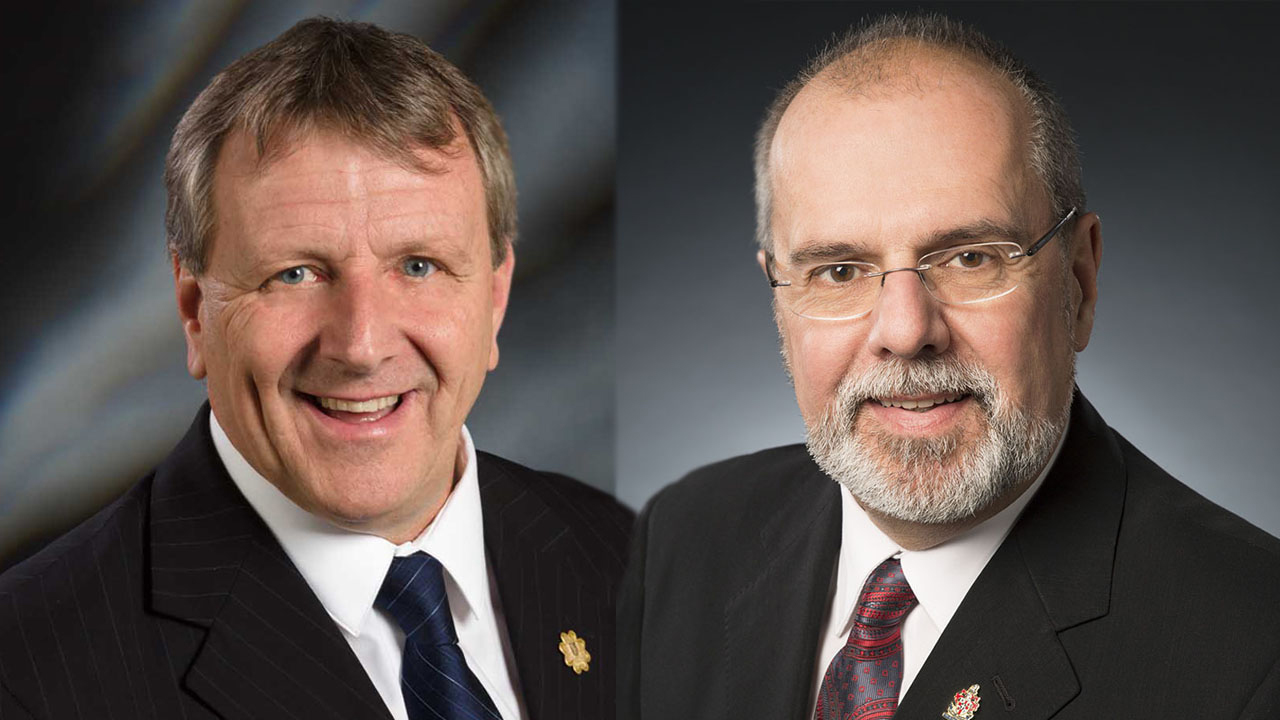 Gaétan Vachon, maire de Ste-Marie, et Claude Morin, maire de St-Georges, se sont lancé un défi dans le cadre de la demi-finale de la Ligue de hockey junior AA Beauce-Bellechasse.