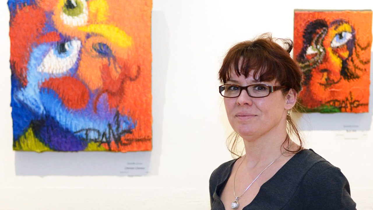 Son exposition «Éclosion poétique» propose aux visiteurs d’entrer dans un univers très coloré, amusant et joyeux, mais aussi de faire la rencontre d’une technique de création bien particulière développée par l’artiste elle-même; le cédillisme.