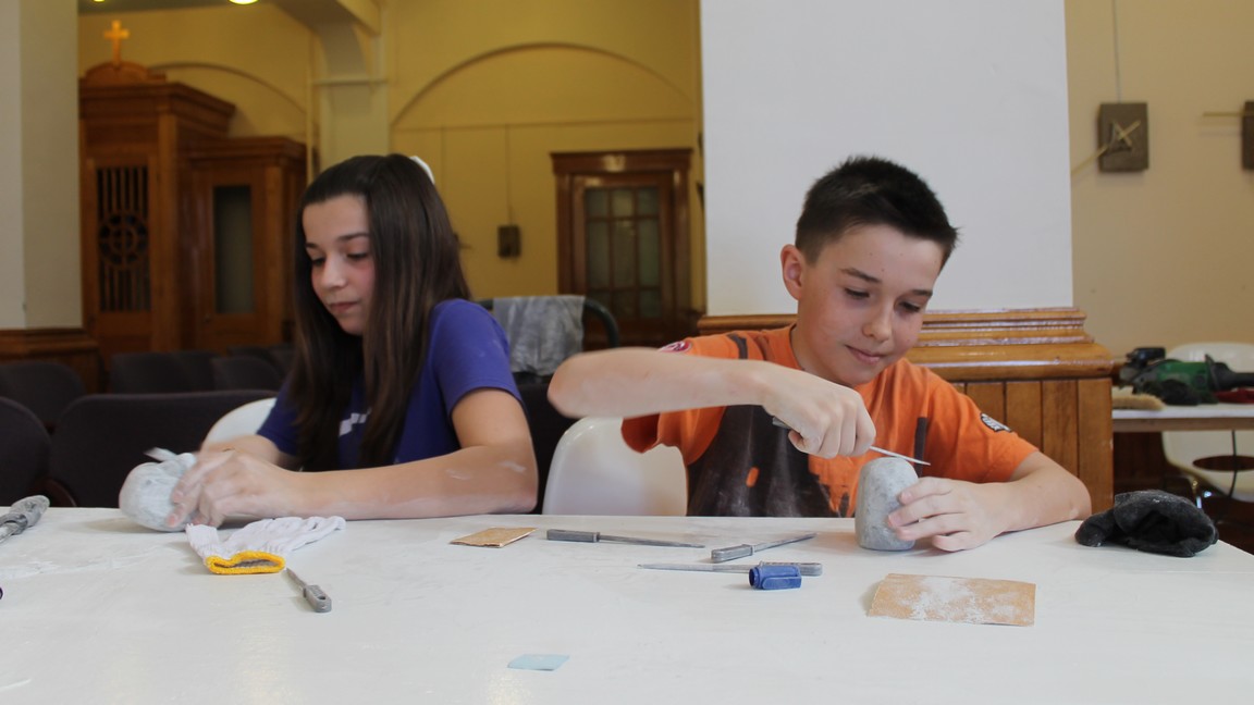 Les jeunes devaient sculpter de petits blocs