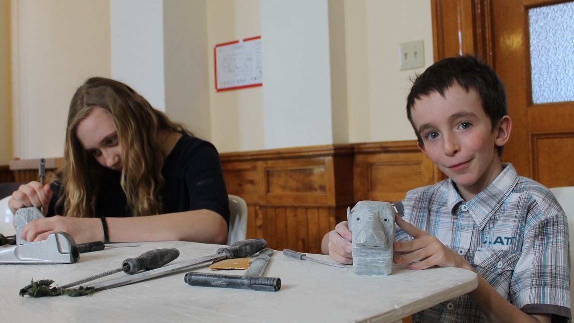 Un atelier de sculpture sur pierre avait lieu ce vendredi