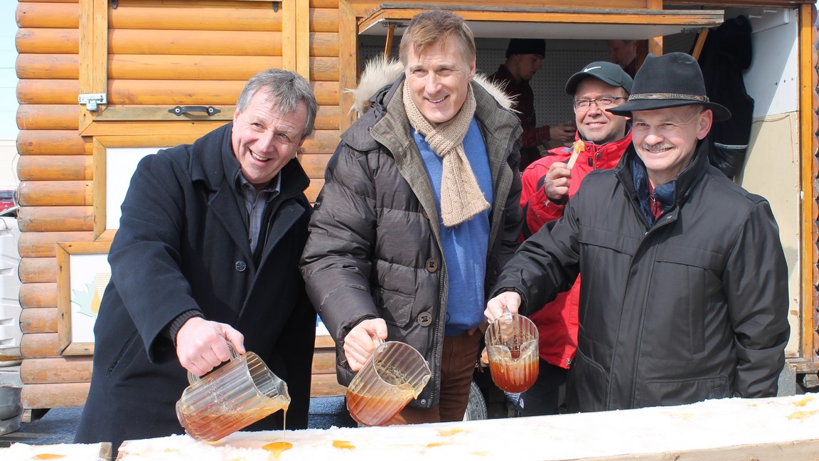 Maxime Bernier avec les maires de Sainte-Marie et de Saint-Elzéar