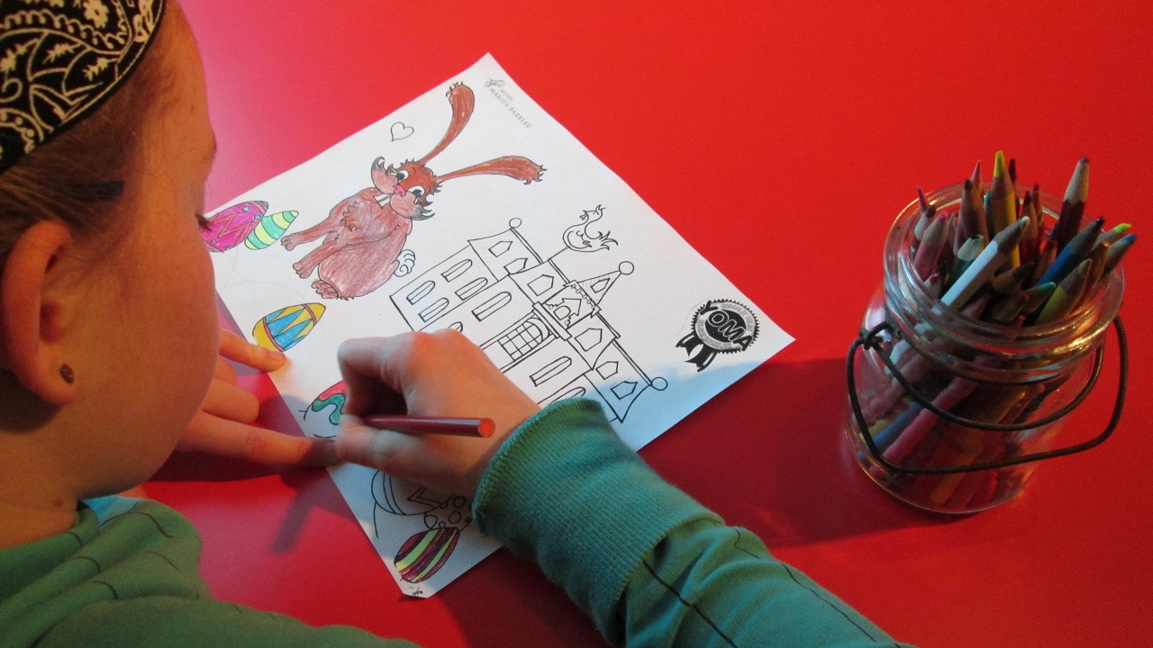 les enfants de 12 ans et moins qui iront sur place pour colorier le dessin de Pâques auront une chance de gagner un gros coq en chocolat de 2 kg, gracieuseté de la Confiserie Yoma de Lac-Etchemin.