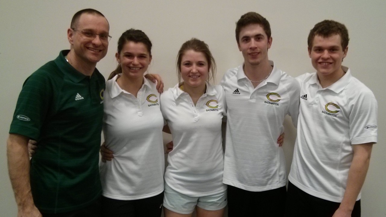 Michel Mercier, en compagnie de ses joueurs qualifiés pour le championnat provincial : Josiane Langlois, Alex Leclerc, Alexandre Duclaos-Ferland.