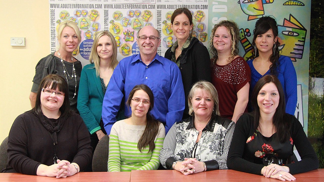 Les membres du comité local de la Semaine québécoise des adultes en formation mettent de l’avant le parcours de dix adultes qui ont su démontrer leur volonté et leur capacité de se former à l’école, au travail ou dans le quotidien. 