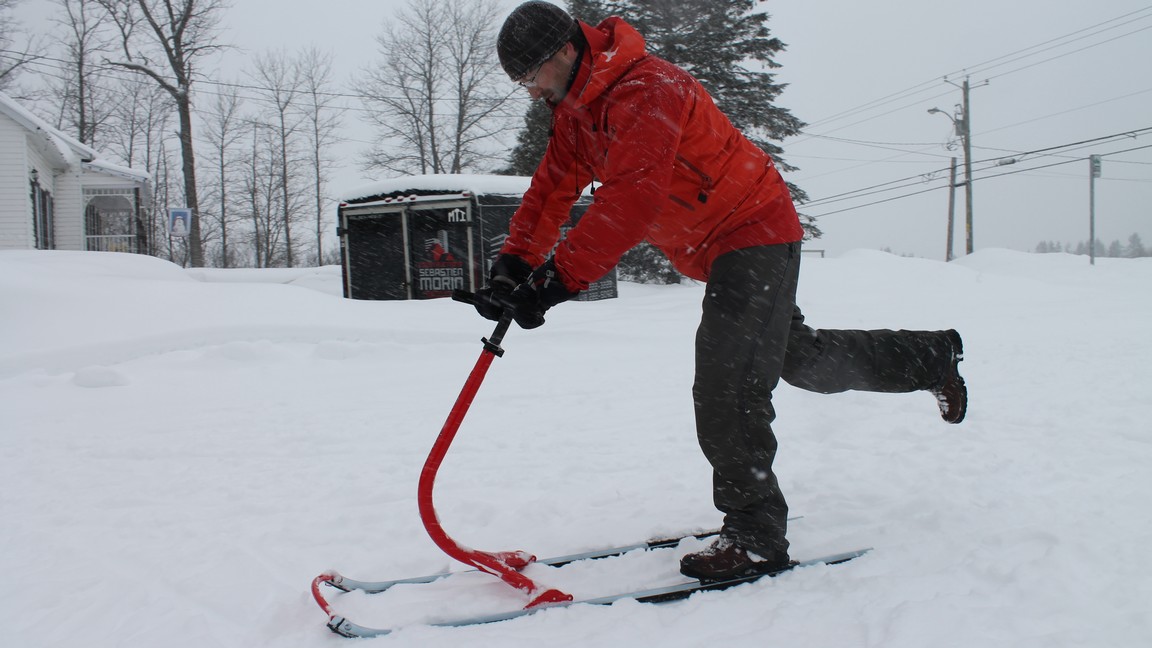 Martin-Frédéric Berthiaume fait une démonstration en trottinette des neiges