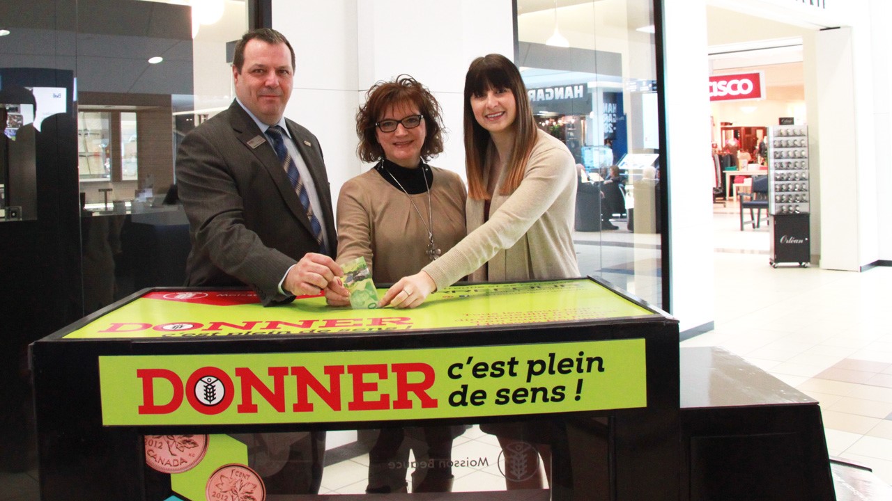 Yvan Fecteau, directeur du Carrefour Saint-Georges, Nicole Jacques, directrice générale de Moisson Beauce, et Carole-Anne Allard, directrice marketing du Carrefour Saint-Georges
