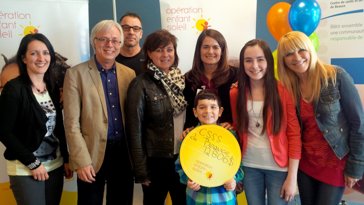 Sur la photo (de gauche à droite) : Sophie Nolet, mère de l’Enfant Soleil, Dr Pierre-Claude Poulin, Pédiatre au CSSS de Beauce, Serge Marois, Père de l’Enfant Soleil, Manon Veilleux, Présidente du conseil d’administration de la fondation de l’hôpital de Saint-Georges, Marie-Claude Bélanger, Directrice générale du CSSS de Beauce, Thomas Marois, Enfant Soleil de Chaudière-Appalaches, Emma Vachon, Sœur de Thomas, ainsi que Josée Lavigueur, Porte-parole d’Opération Enfant Soleil.