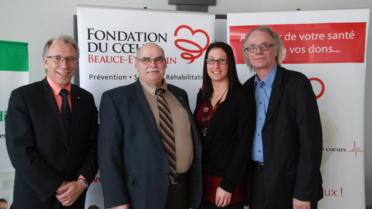 Yves Caron, Desjardins; Guy-Paul Côté, président de la Fondation du coeur Beauce-Etchemin; Marie-Andrée Giroux, directrice générale de la Fondation du coeur Beauce-Etchemin; et le président d'honneur du Tournoi du Coeur, Gilbert Bernier.