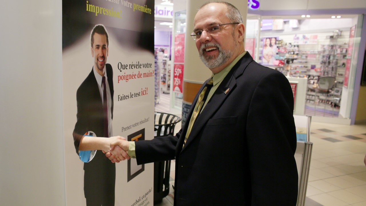 Le maire Claude Morin a testé sa poignée de main.