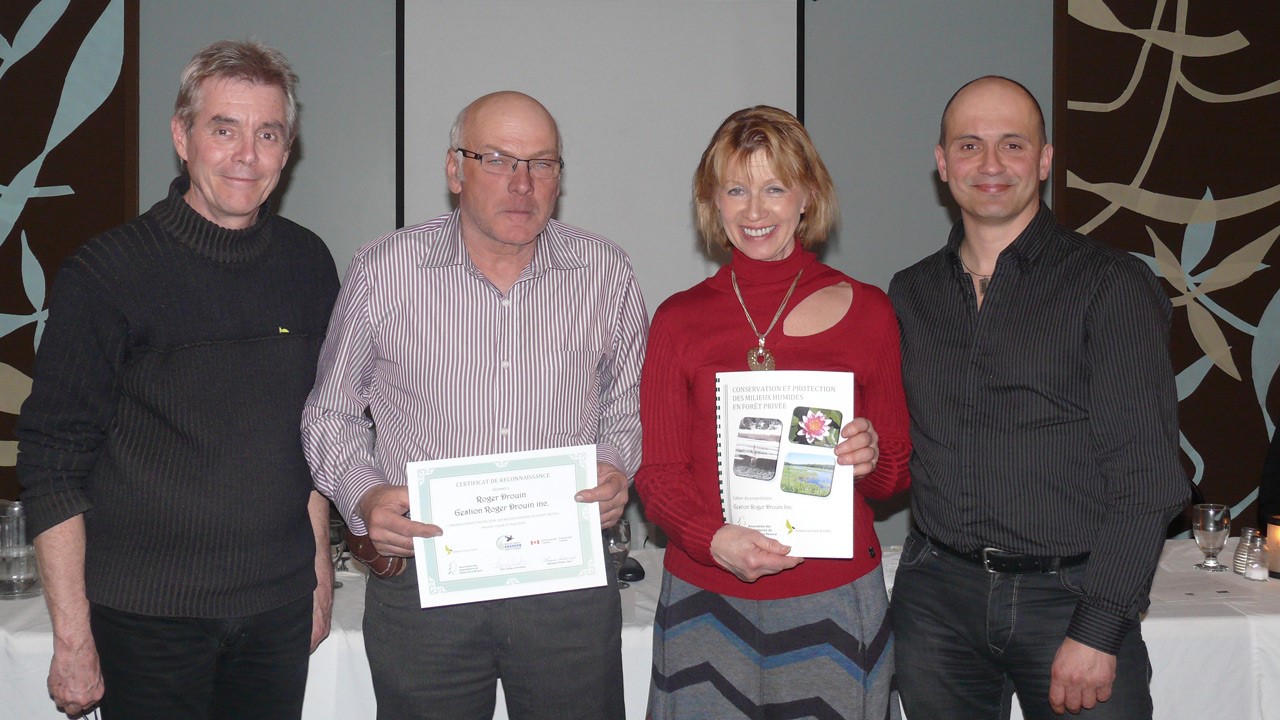 Au cours de cette soirée reconnaissance, MM. Éric Cliche, pour l’Association, et André Letellier, pour la Fondation, ont remis aux propriétaires impliqués un cahier descriptif du milieu humide et un certificat de mérite. Sur la photo, Roger et Suzanne Drouin, participants au projet.
