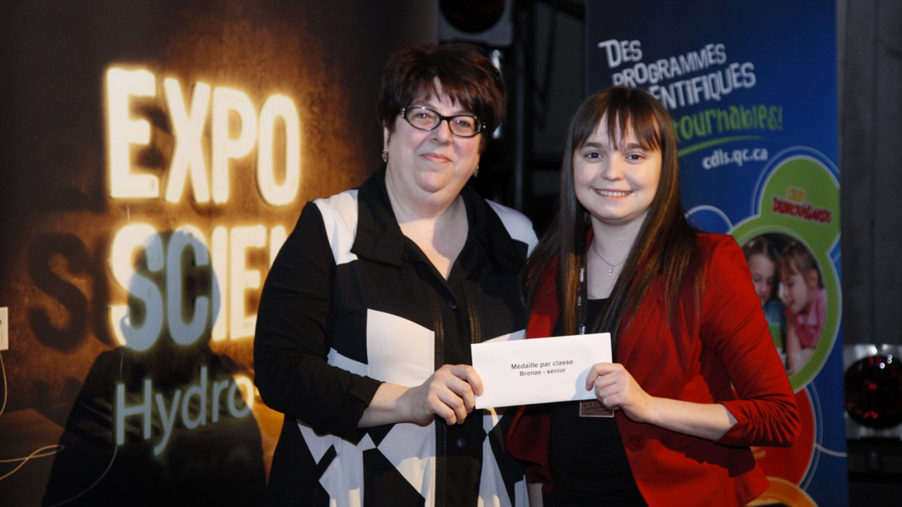 Madame Josée Debigaré, professeure de chimie, responsable du programme Actions Sciences, Cégep de Lévis-Lauzon, en compagnie de Karine Champagne