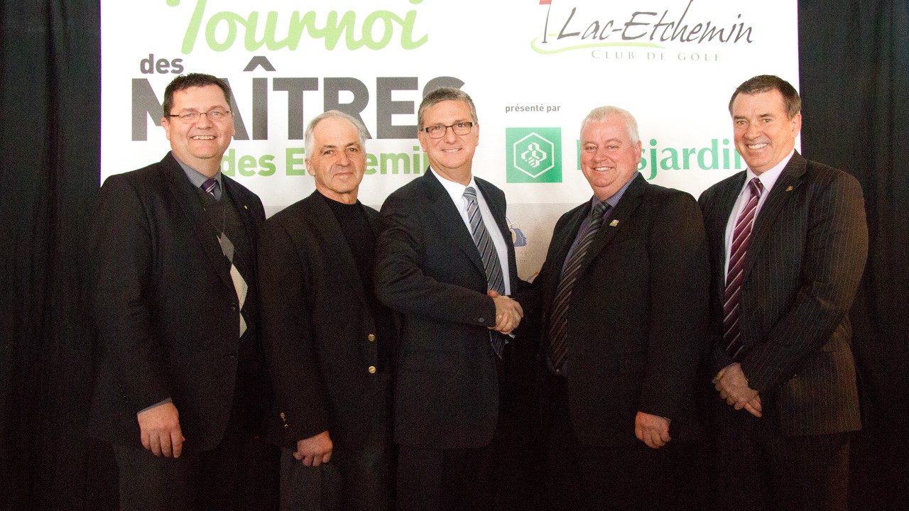 Denis Beaulieu, DG de la Caisse des Etchemins; le préfet Hector Provençal; le directeur général de l'APGQ, Jean Trudeau, le maire de Lac-Etchemin Harold Gagnon; et Yvon Levesque, directeur général du CLD des Etchemins.



