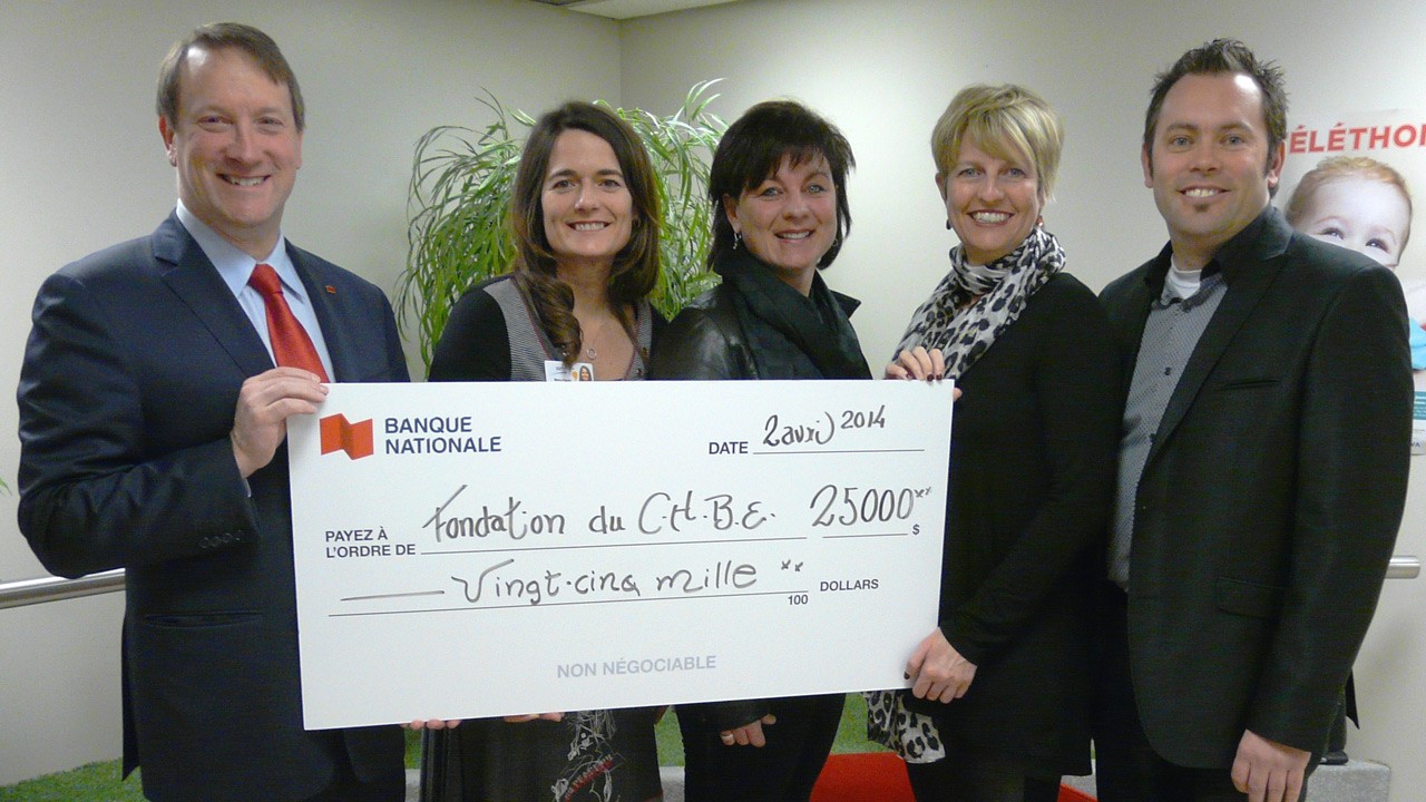 De gauche à droite,Louis Vachon, président et chef de la direction de la Banque Nationale, Marie-Claude Bélanger, directrice du CSSS de Beauce, Manon Veilleux, présidente de la Fondation du CHBE, Édith Vignola, co-présidente et David Fecteau, co-président de la campagne annuelle de financement 2013-2014.