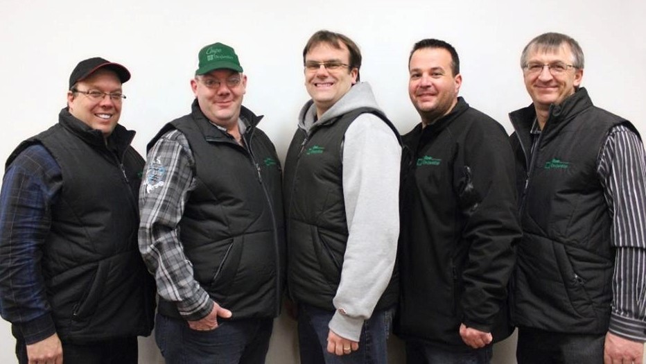 Le comité organisateur de la Coupe Desjardins Novice C 2014, de gauche à droite: François Talbot, Joey Fortin, Steeve Gilbert, Marc Bernard et Yves Walsh. (Absente sur la photo, Nathalie Couture)