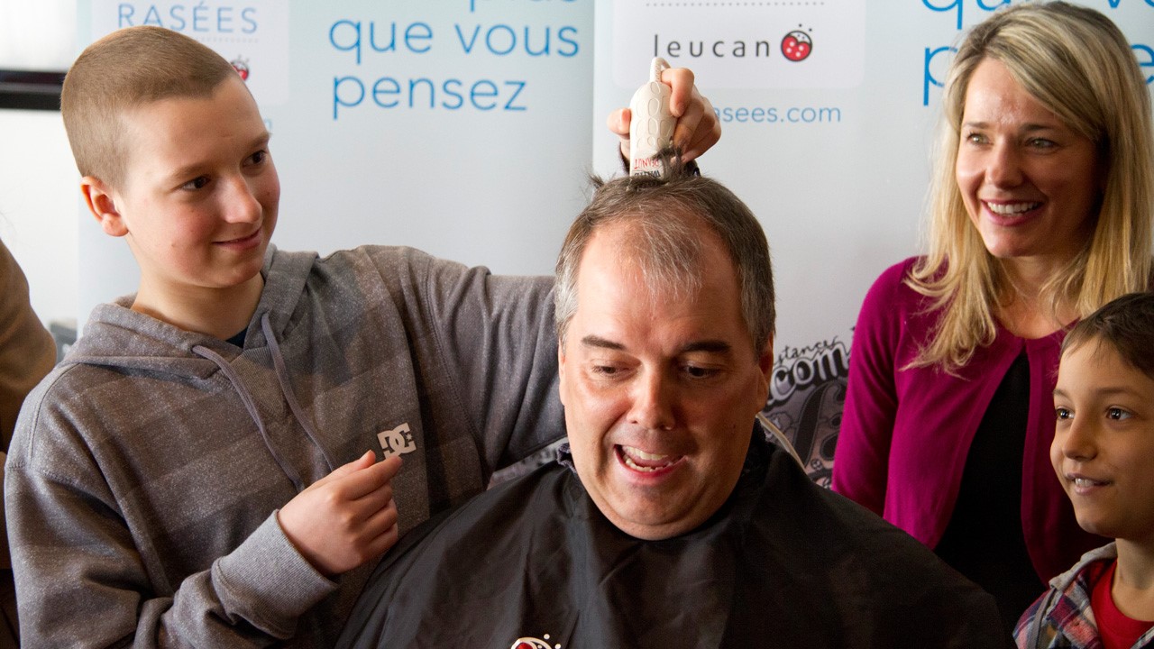 Marc-Antoine, 15 ans, rase les cheveux de Steve Rouleau.