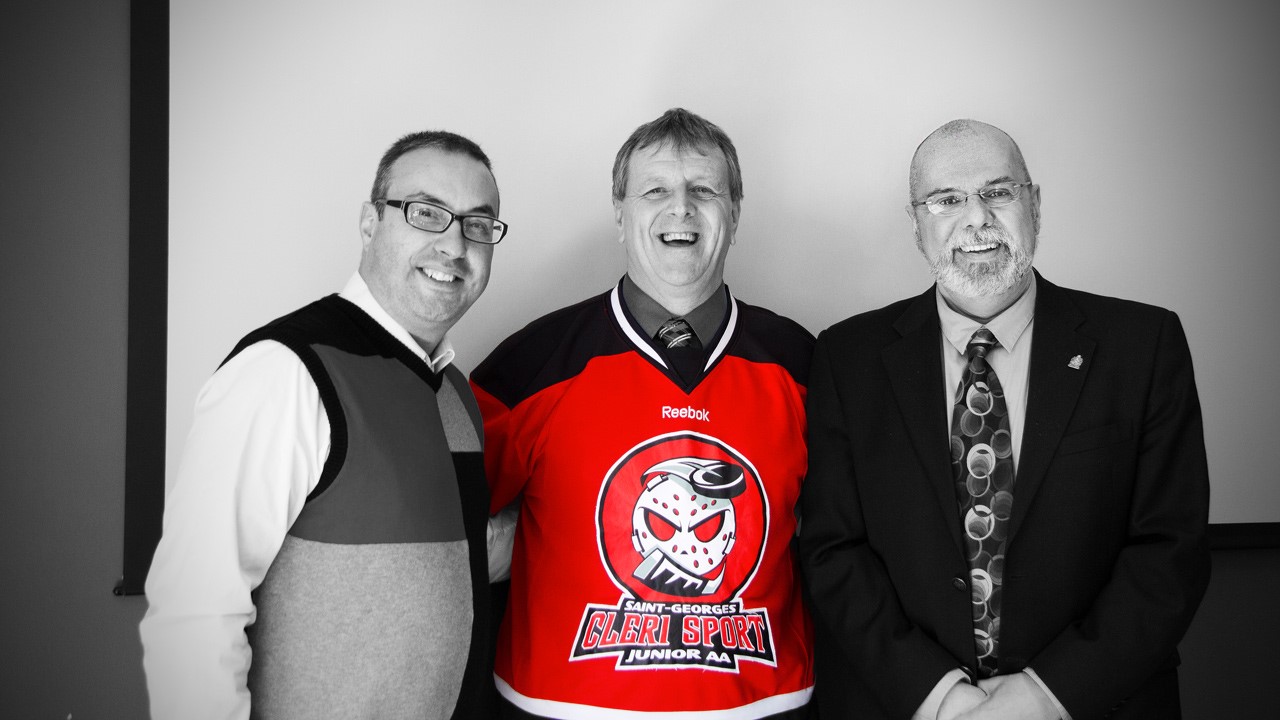 L’entraîneur-adjoint du Cléri Sport Stéphane Poulin, le maire Gaétan Vachon et le maire Claude Morin