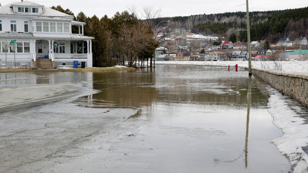 La rivière Chaudière déborde considérablement sur l'Avenue Lambert.