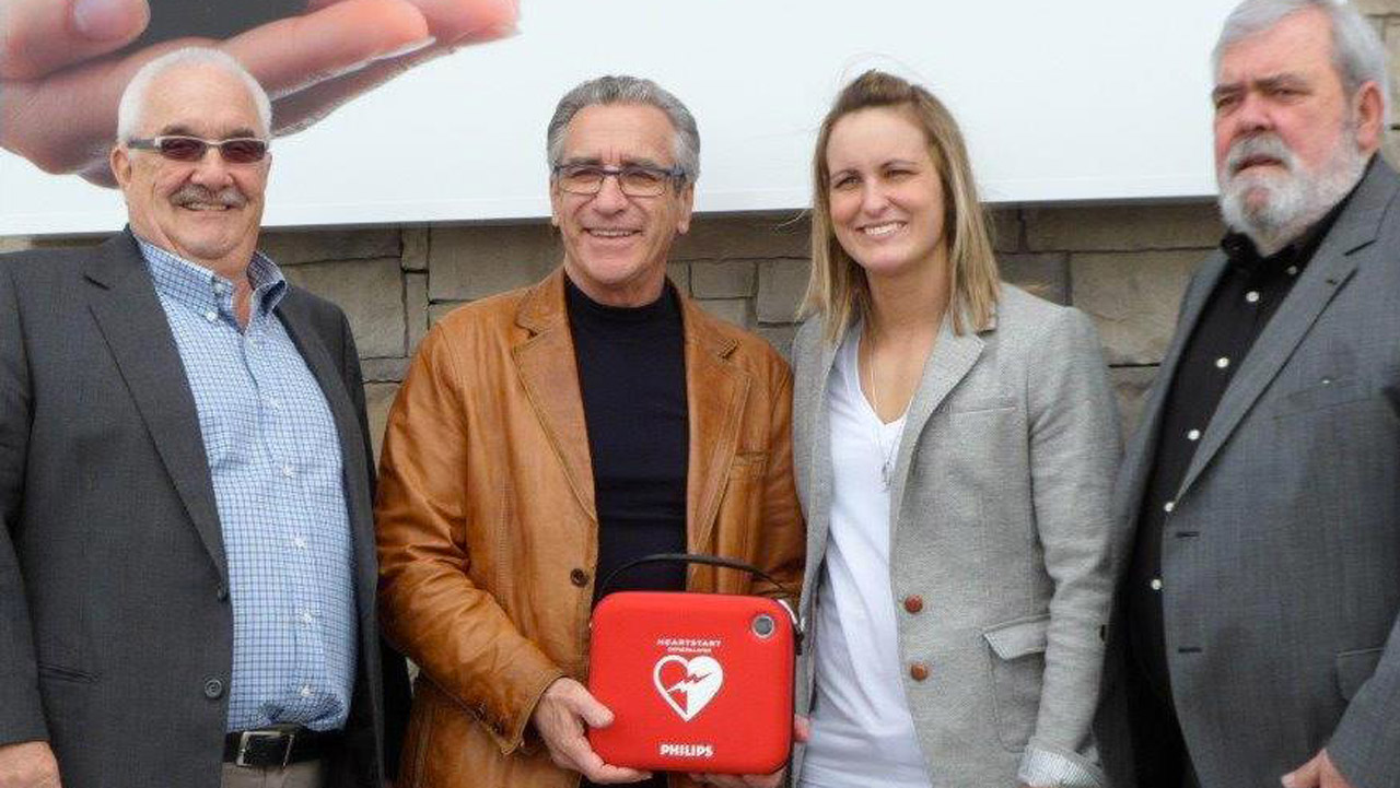 M. Gilles Morin, président de CAMBI, M. Michel Roy, président de la Coopérative de santé Robert-Cliche, Mme Marie-Philip Poulin, ambassadrice de la Fondation CAMBI et M. Pierre Paquet, directeur général de CAMBI.