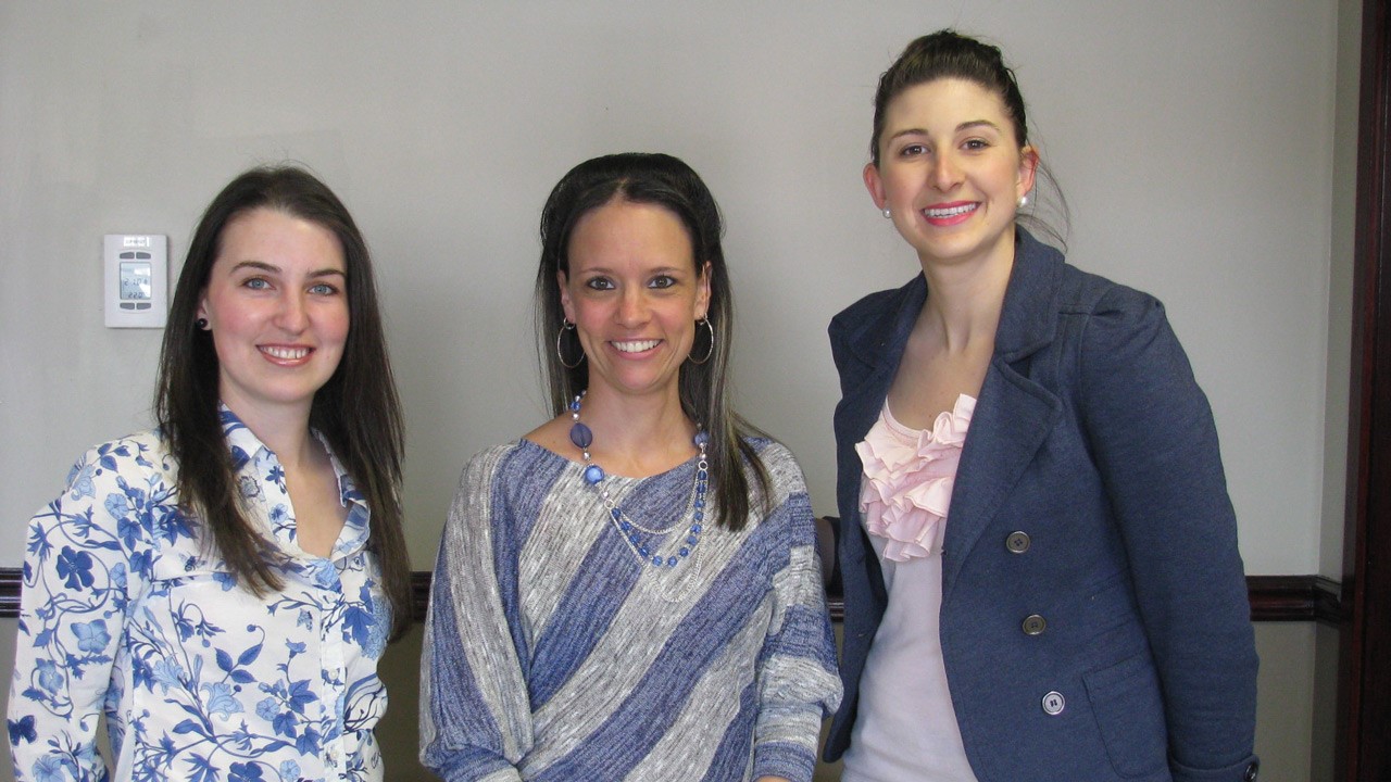 Valérie Fortier, styliste, la gagnante Mme Mélissa Giguère, et Carole-Anne Allard, directrice Marketing du Carrefour St-Georges.