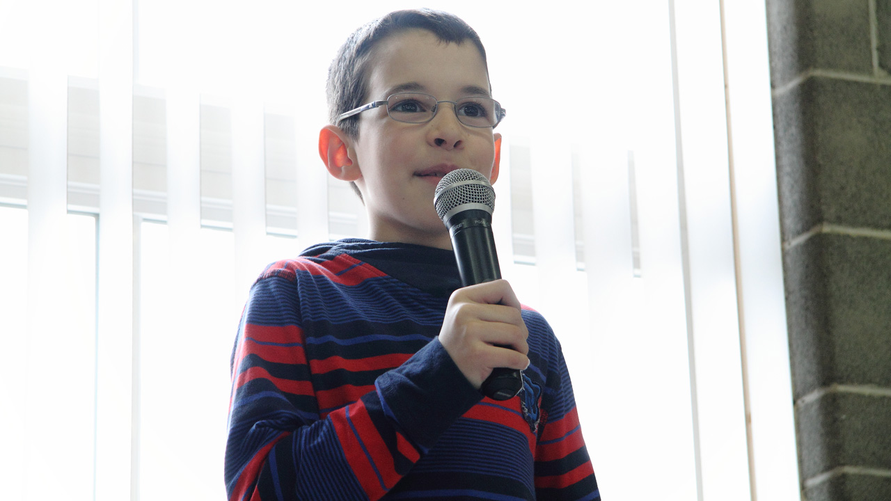 Yohan, l'un des fils de Lyne, a pris la parole lors du lancement.