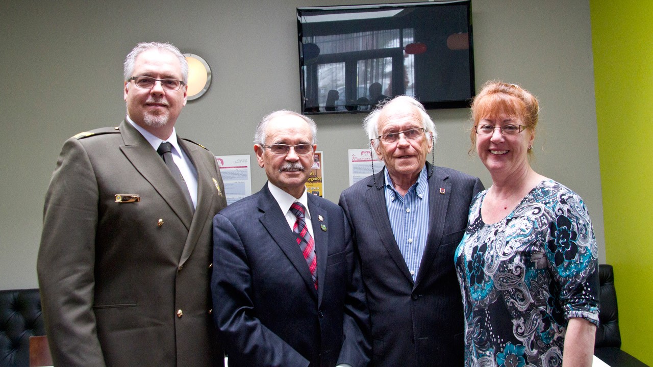 Le lieutenant Patrice Hovington, directeur du poste de MRC de Robert-Cliche; Jean-Rock Veilleux, président d'honneur et préfet de la MRC de Robert-Cliche; Michel Cliche, maire de Saint-Joseph-de-Beauce; et Diane Chatigny, coordonnatrice au Murmure.