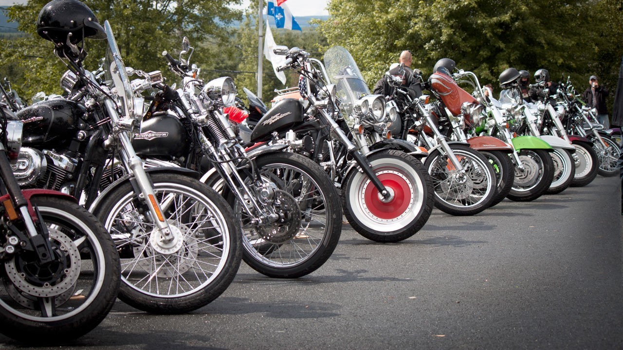 Bien que le beau temps ait tardé à poindre le bout de son nez, la Société de l'assurance automobile du Québec tient à rappeler aux motocyclistes et aux automobilistes certaines règles pour un partage de la route sécuritaire.
