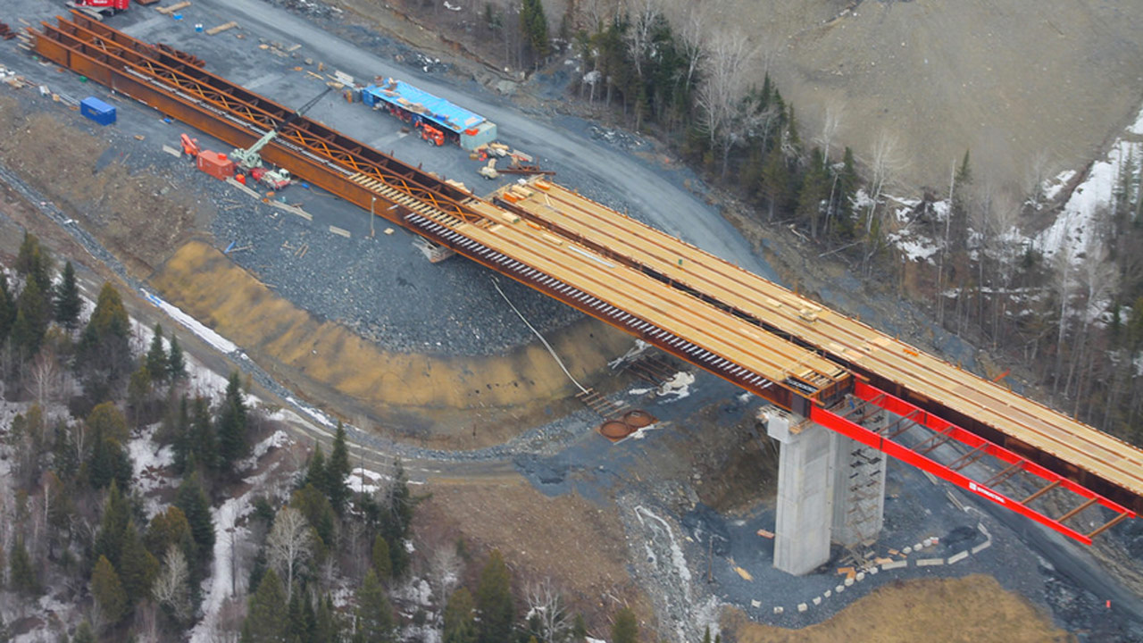 Le pont de l'autoroute 73 en construction, à Notre-Dame-des-Pins