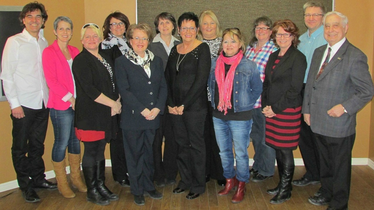 François Baril, Karine Métivier, Line Sévigny, Catherine Fortin, Louise Binet, Marie-Paule Gagnon, Renée Berberi, Noëlla Fortin, Françoise White, Lise Bisson, Louise Mathieu, Jean Champagne, Auguste Bisson.
Absents sur la photo : Jean Grégoire, Julie Fortin, Yves Gingras, Louise Drouin, Lucie Vachon, Kathleen Gamache, Nathalie Duval, Jean-Guy Morin, Albany Poulin et Vicky Côté.