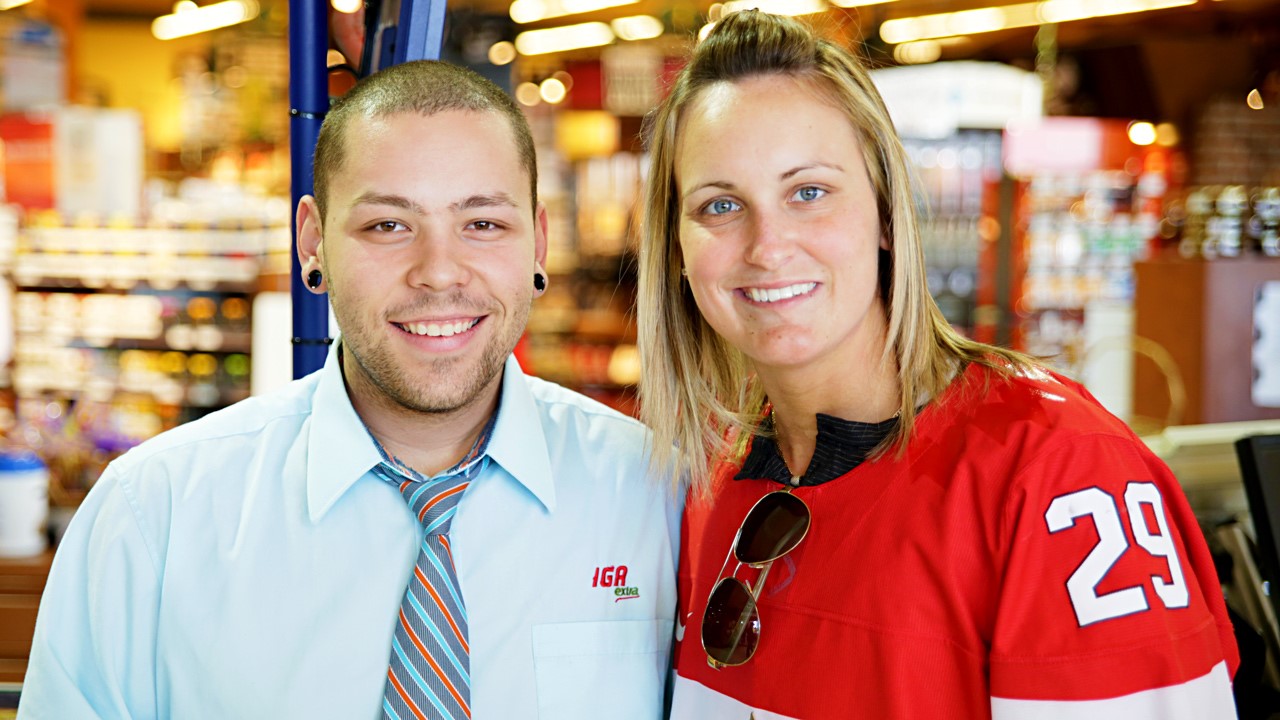 Marie-Philip Poulin lors de son passage au IGA Extra de Saint-Georges.