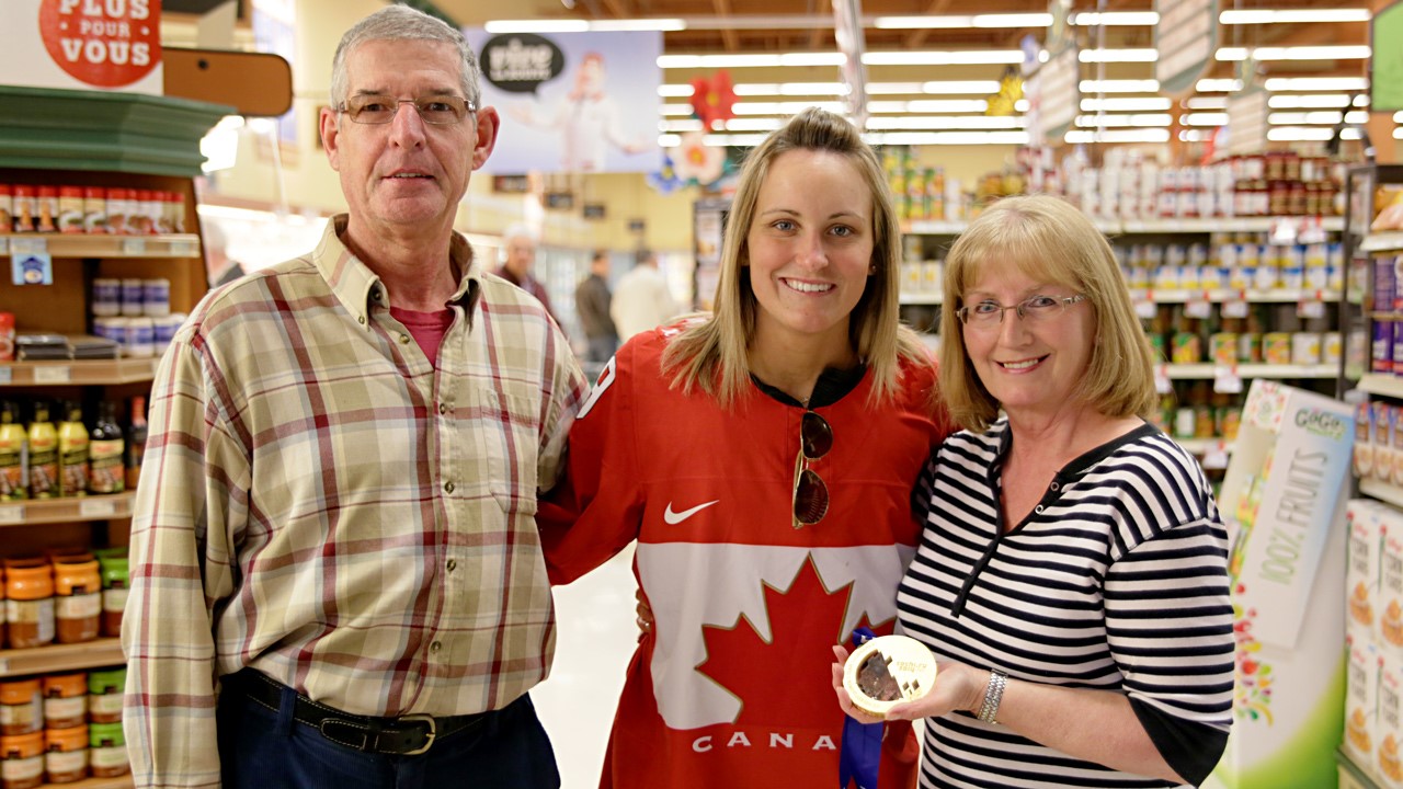Marie-Philip Poulin lors de son passage au IGA Extra de Saint-Georges.