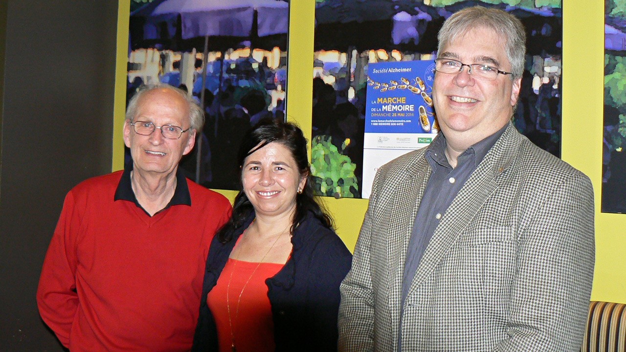 De gauche à droite: Le président de l'événement,Bernard Poulin, Sonia Nadeau et Pierre Couillard, président d’honneur de la marche de la Mémoire 2014.