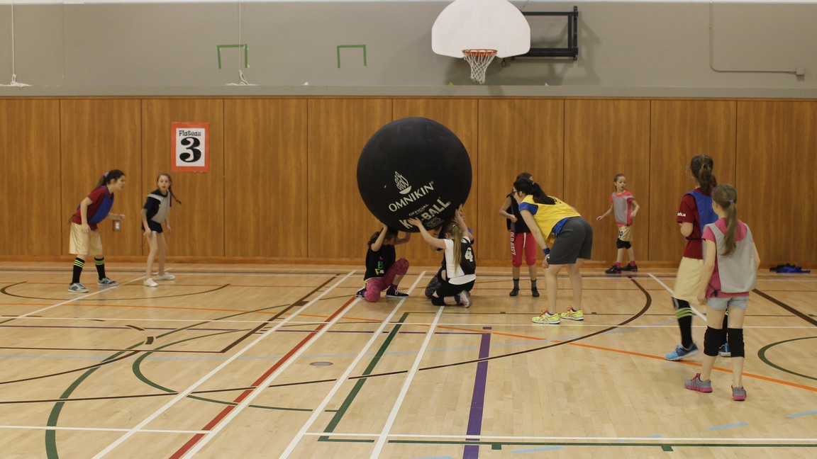 Au Kin-Ball, trois équipes s'affrontent en même temps