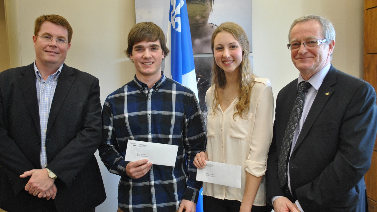 Michel Vallée, représentant de la Fondation des CPA, Étienne Nadeau, Stéphanie Bédard, et Mario Landry, DG du Cégep.