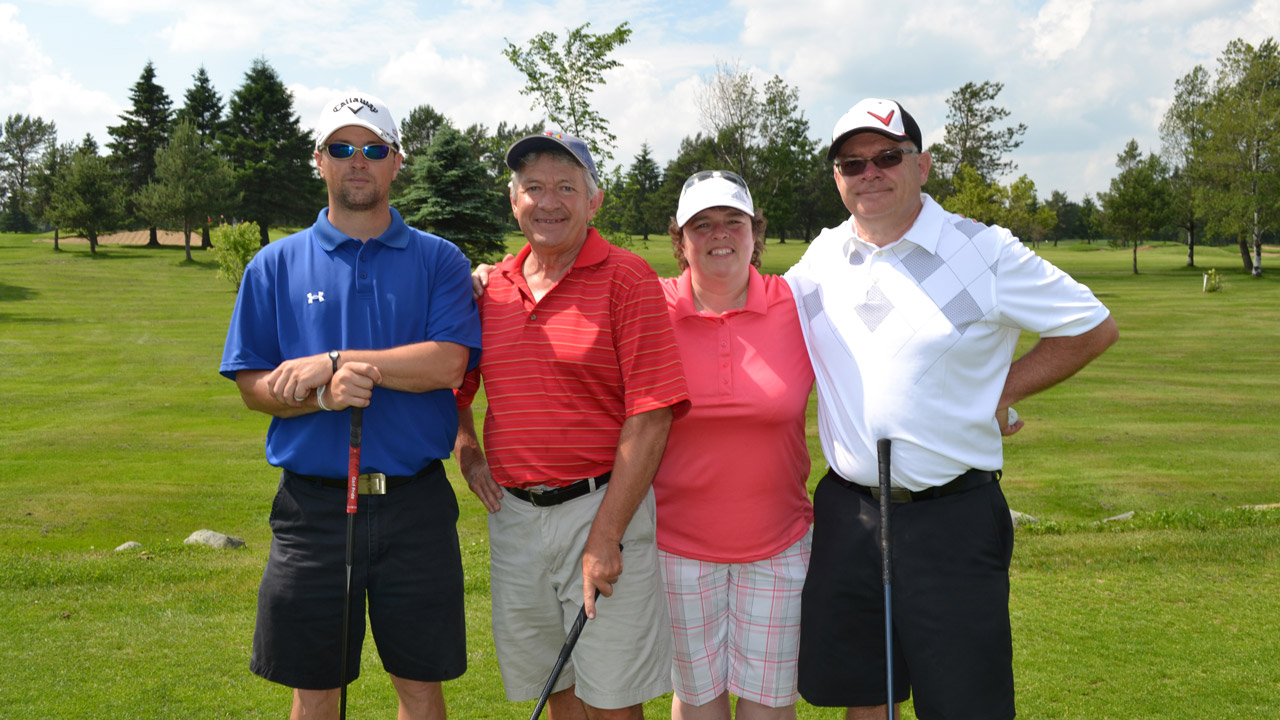 M. Éric Lamontagne, M. Jacques Plante, Mme Sarah Lachance et M. Claude Plante, lors du dernier tournoi.