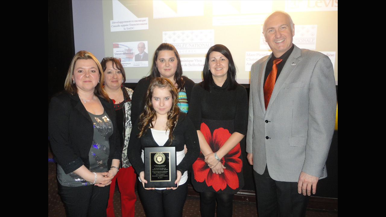 Catégorie Secondaire Adaptation Scolaire - Les p'tites douceurs d'Abénaquis, de la polyvalente des Abénaquis de Saint-Prosper:
en avant, Marie-Pier Lessard, élève, arrière, Peggy Poulin , Linda Morin, 2 éducatrices impliquées dans le projet, Mary-Jane Turcotte, élève, Suzanne Mathieu, enseignante responsable du projet, Normand Lessard, DG de la CSBE.