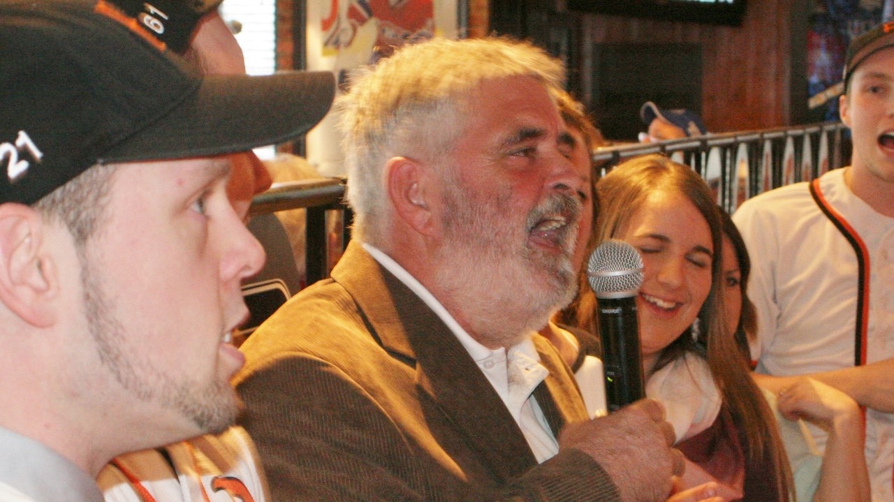 Charley Paquet a chanté le traditionnel "Sweet Caroline" avec les joueurs