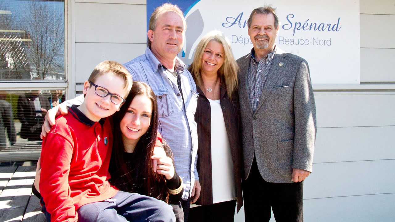 Yannik Paradis, sa soeur Kelly-Ann Paradis, son père Gino Paradis, sa mère Danny Gosselin, ainsi que le député de Beauce-Nord, André Spénard