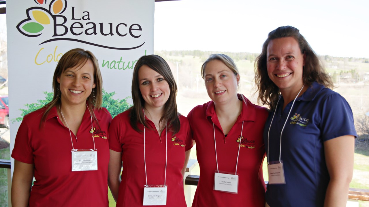 De gauche à droite, l’équipe de Promotion Beauce : Stéphanie Parr, CLD de la Nouvelle-Beauce; Stéphanie Turgeon, CLD Robert-Cliche; Claudia Fortin, du Conseil économique de Beauce; ainsi que Karen Courtemanche, Maison du tourisme.