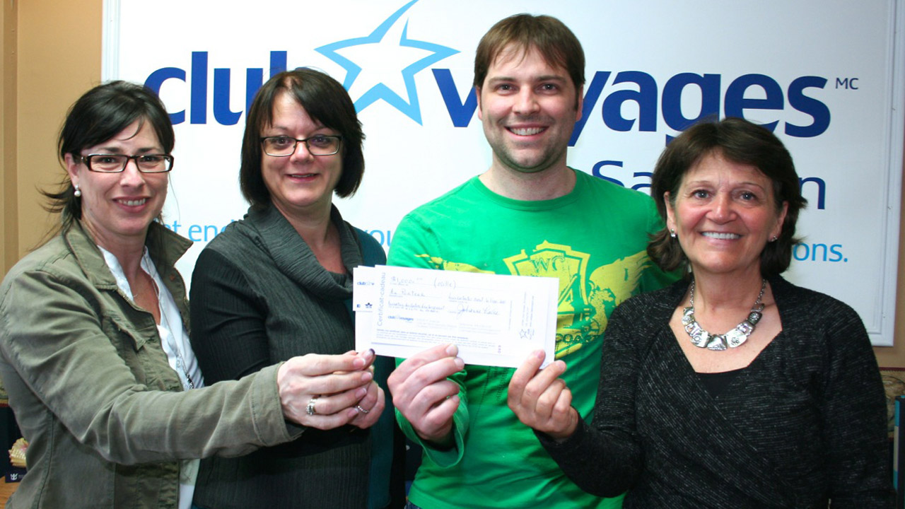 Mesdames Sylvie Bolduc, directrice générale; Louise Isabel, vice présidente, représentantes de la Fondation des centres d’hébergement & CLSC de Beauce; Monsieur Guillaume Doyon, gagnant d’un crédit voyage de 1 000$, et Madame Johanne Lavoie, propriétaire de Club Voyages Sartigan
