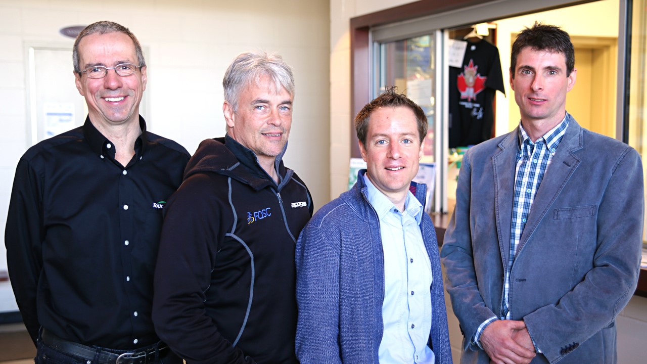 De gauche à droite: Francis Rancourt, directeur général de la Corporation du Grand Prix Cycliste de Beauce; Louis Barbeau, directeur général de la Fédération Québécoise des Sports Cyclistes; Mathieu Boucher, directeur développement de la performance à Cyclisme Canada; ainsi que Sylvain Bolduc, maire suppléant de Beauceville.