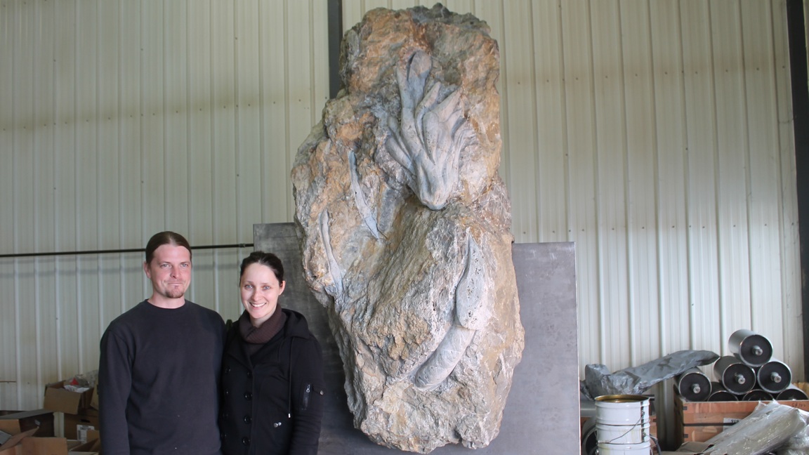 Nadia Mercier et Jean-François Maheux devant le sculpture "Récit Épique"